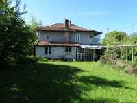 Къща с добре поддържан двор и стопански постройки в с.Ново село