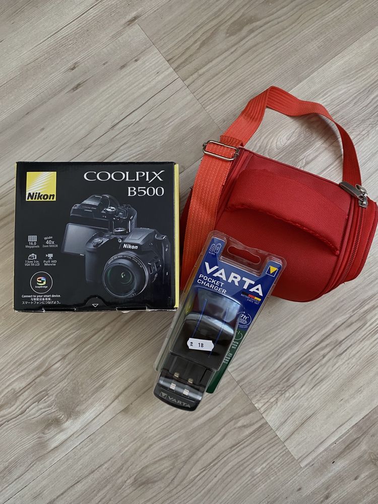 Фотоапарат Nikon + подарък зарядно за батерии и чанта за фотоапарат