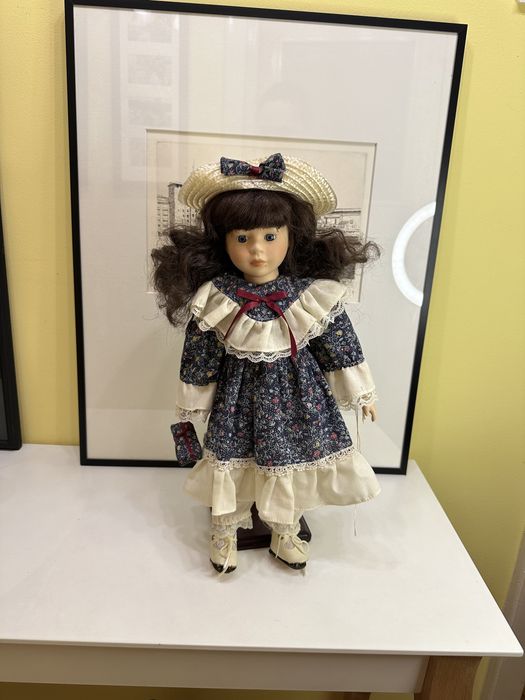 Papusa ceramica de colectie Promenade