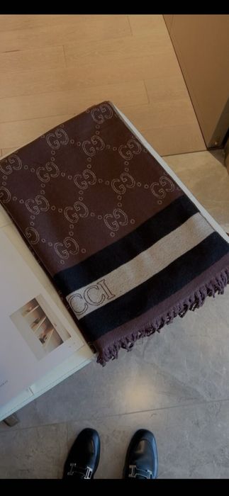 Esarfa-fular Gucci, model 2026