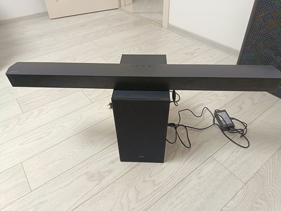 Vand soundbar SAMSUNG model HW-B 5500