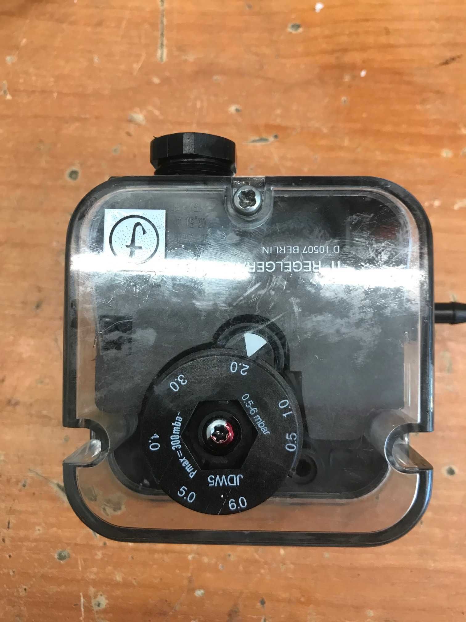 Пресостат (пневматичен ключ)за диференциално налягане 0,5-6 mbar