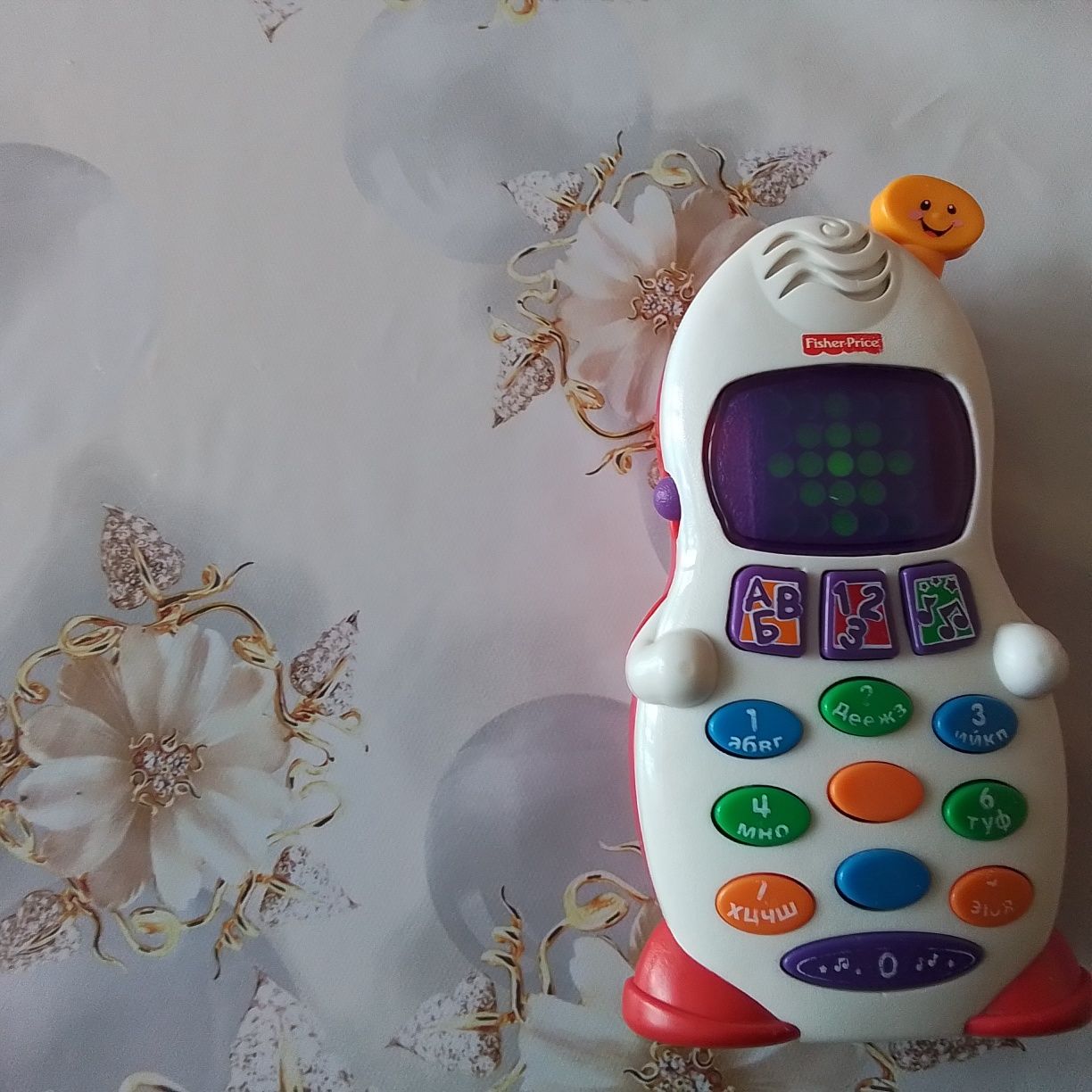 Обучающий телефон с экраном для детей от Fisher Price.