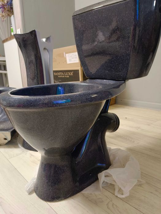 Унитаз с бачком, мойка тюльпан на пьедестале, смеситель для душа