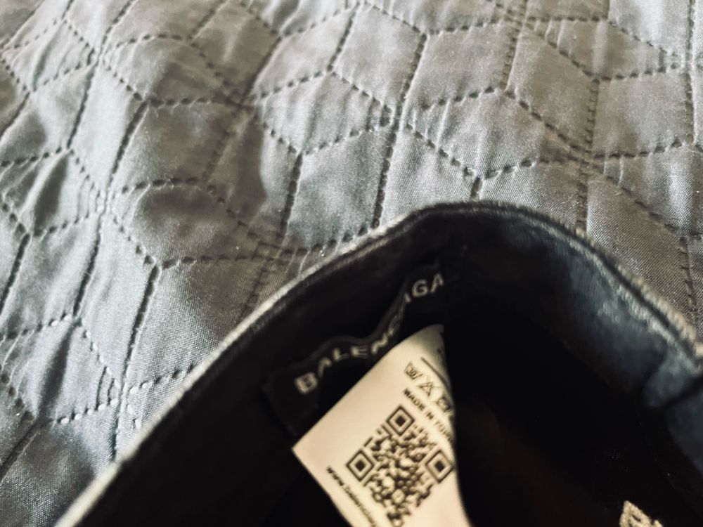 Шапка на Balenciaga