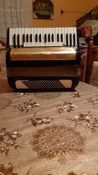 Vând acordeon Hohner Lucia 4P