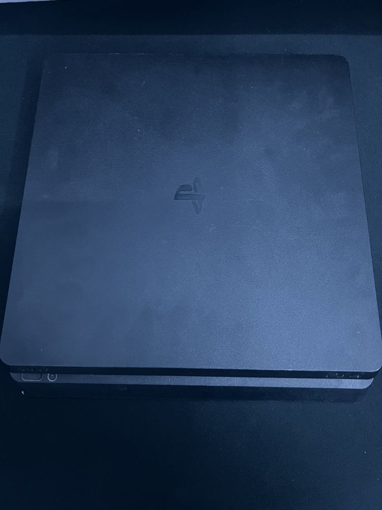 PS4 Slim с 8 игри и джойстик