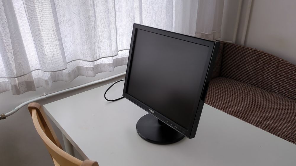 Продавам стар LCD монитор ASUS VB171