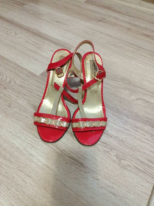 De vanzare pantofi și sandale piele naturala lacuita