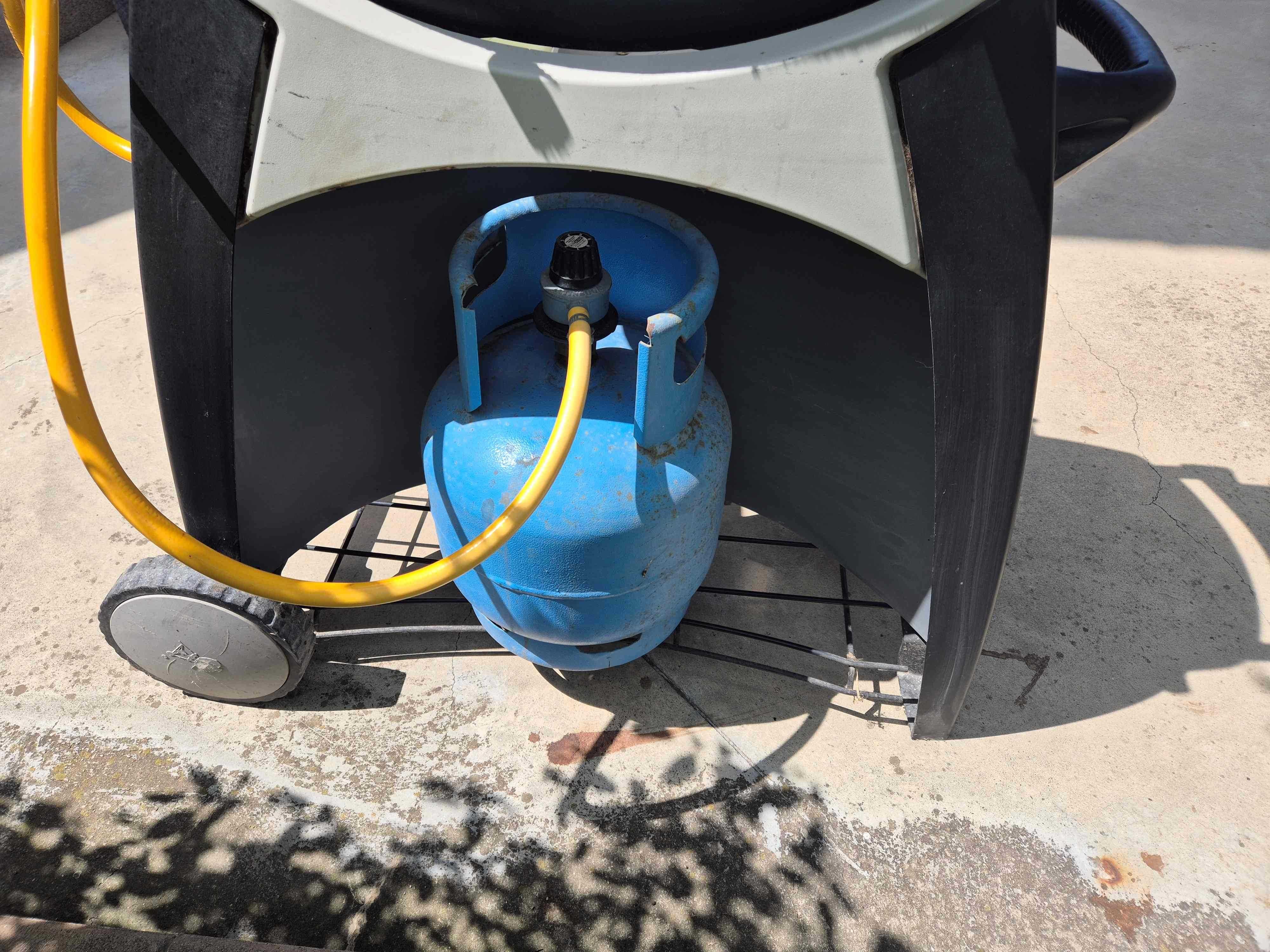 Weber Q2000 + маса и бутилка
