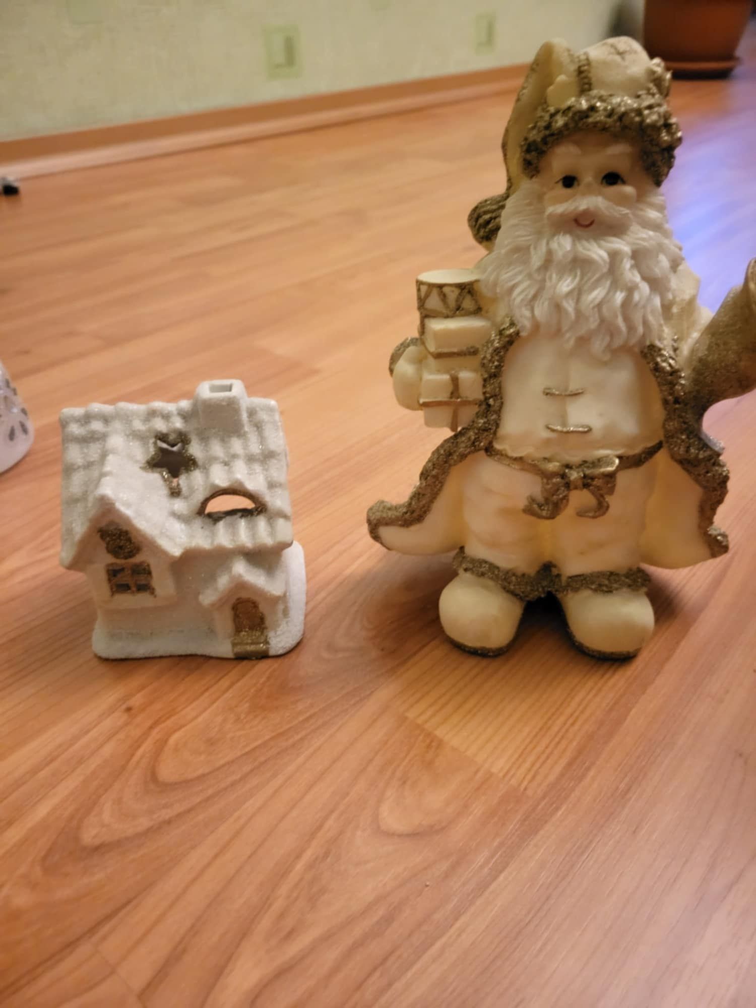 Коледни играчки продавам