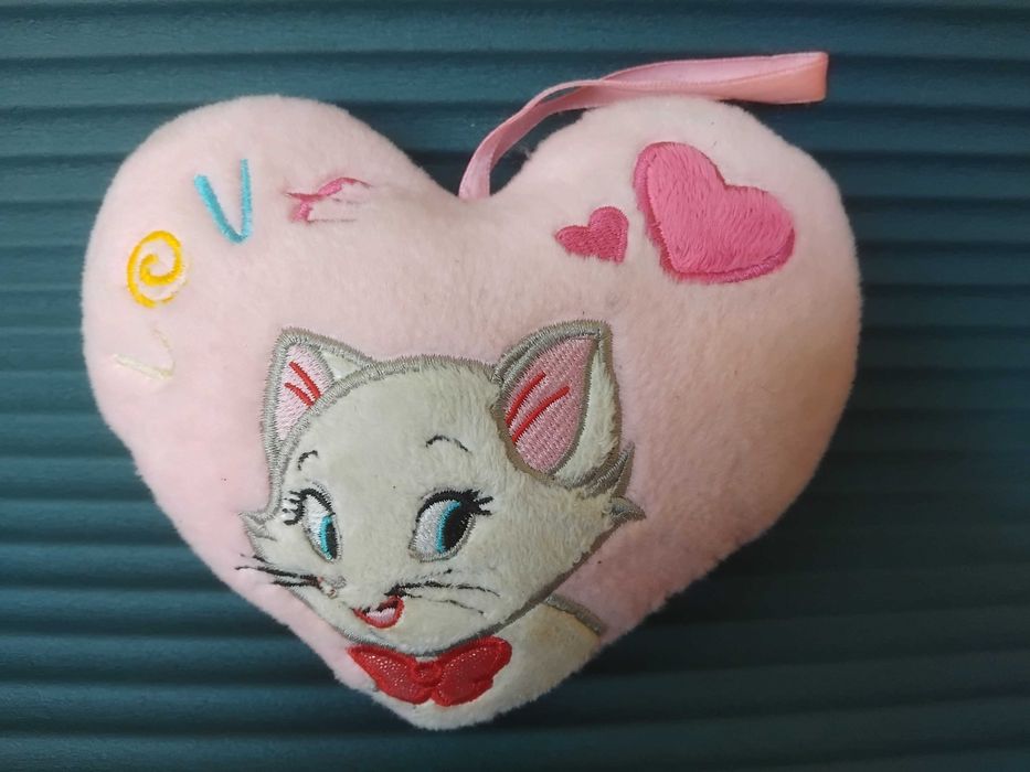 Плюшено СЪРЦЕ с надпис LOVE  и Котенце