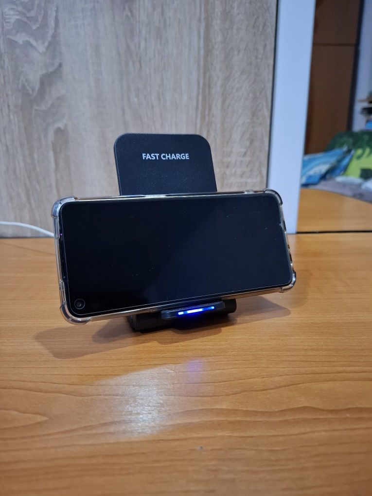 Încărcător Wireless Fast Charge 15W – Compatibil iPhone & Samsung