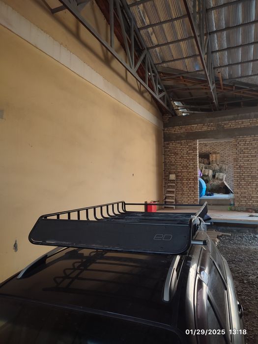 moshina tomidagi yuk qo'yish joyi