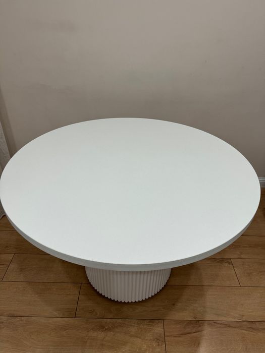 Круглый обеденный стол