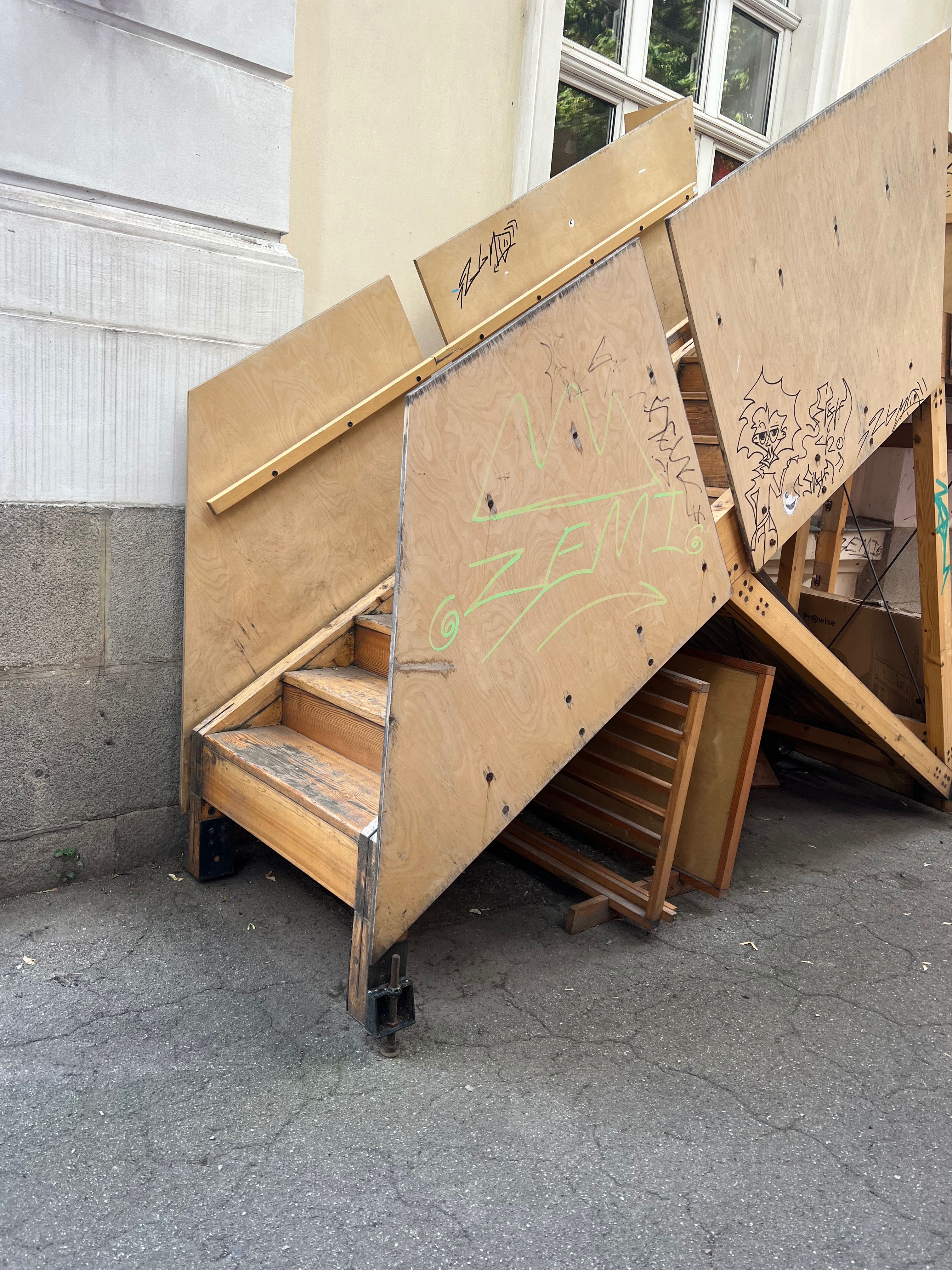 Дървена стълба на колелца от лиственник