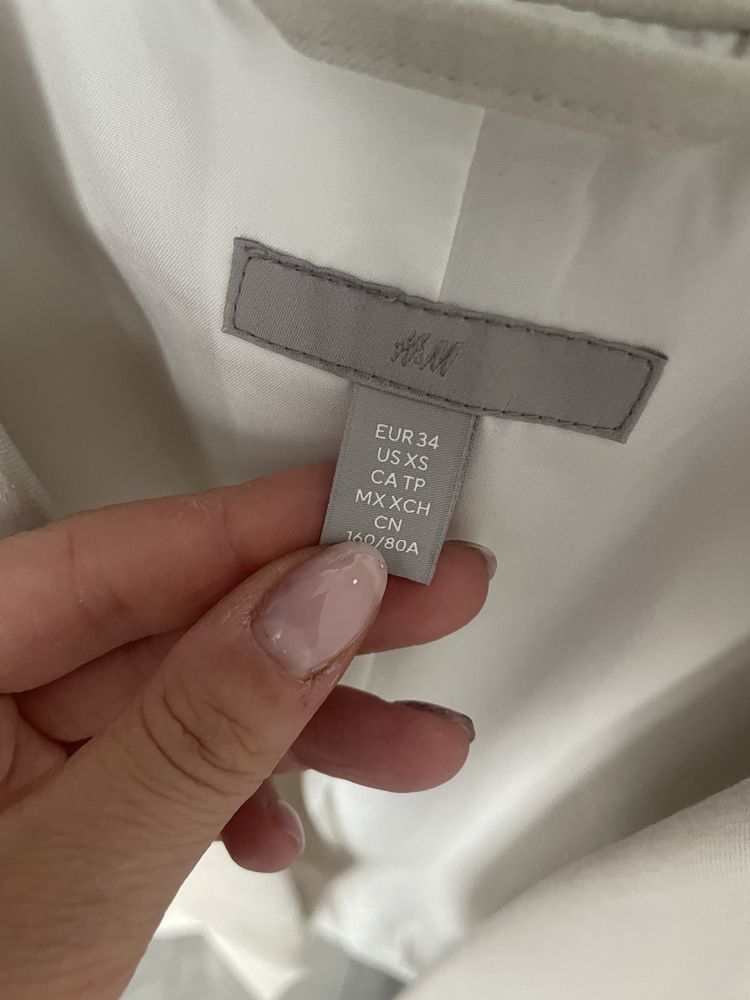 Сака на марките H&M и Reserved
