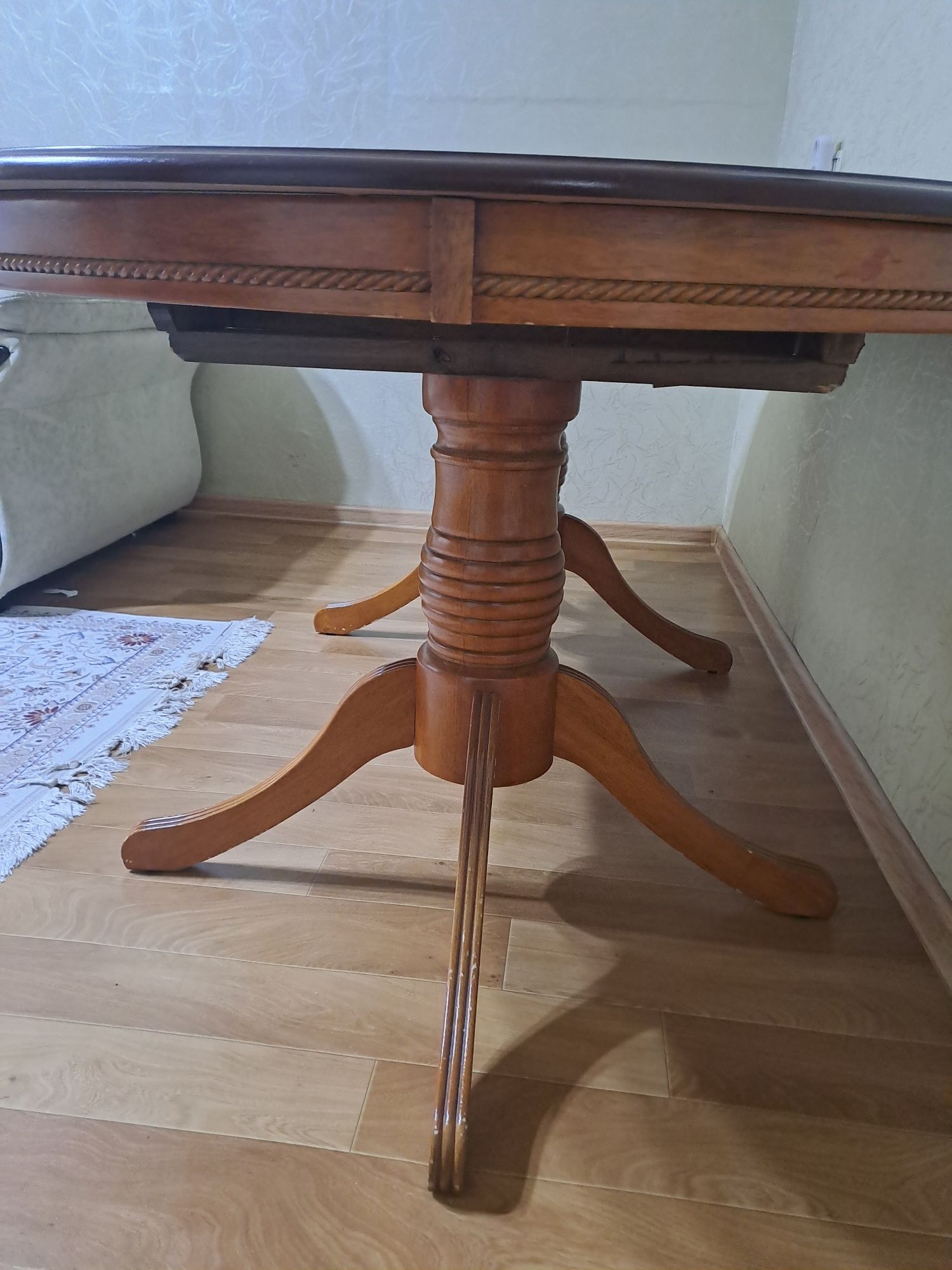 Стол для гостинной