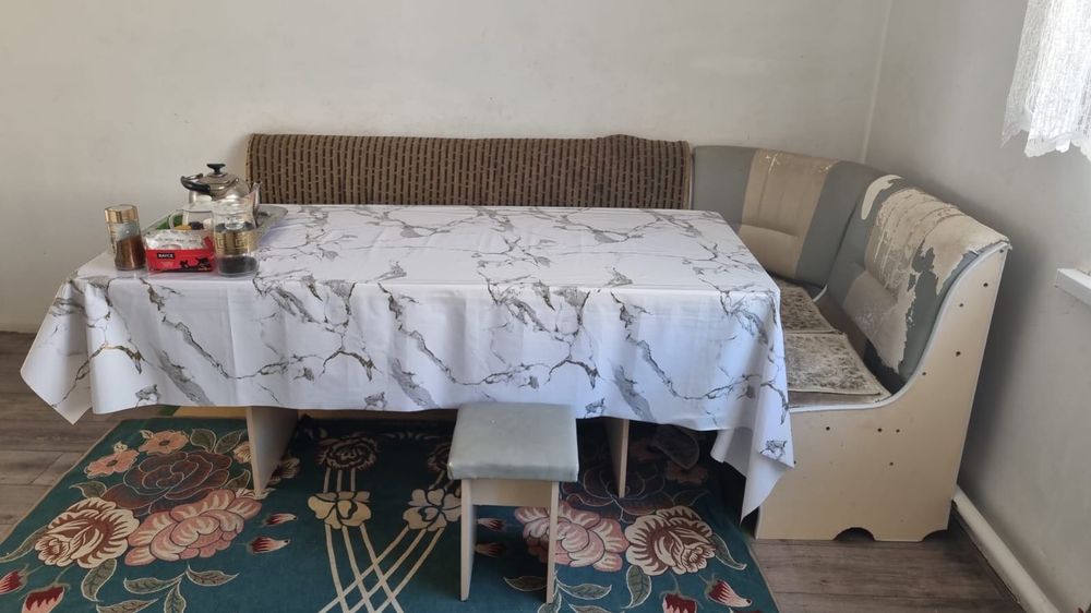 Кухонный уголок с табуретками