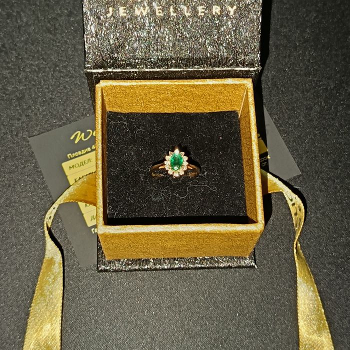Златен пръстен. Emerald/смарагд/изомруд) и 12 диаманта