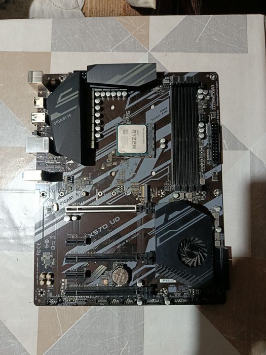 Дъно процесор водно охлаждане 360мм и рам x570 ryzen 5 3500x 8gb ram