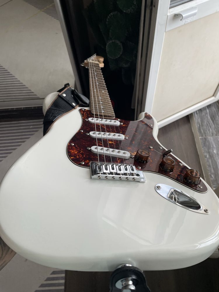 Продается электрогитара Squier by Fender Stratocaster
