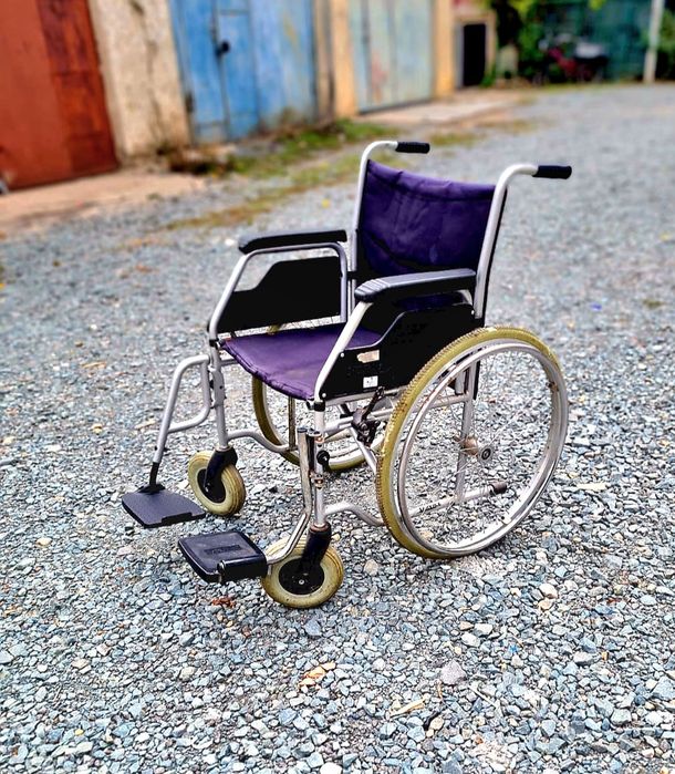 Carut cu rotile pentru persoane cu dizabilități sau mobilitate redusaq