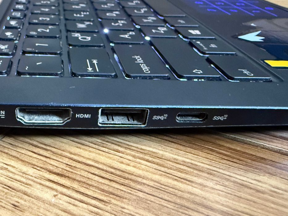 Asus ZenBook 14`i7-8565U/Nvidia MX150/512GB NVMe/8GB RAM/Full HD IPS