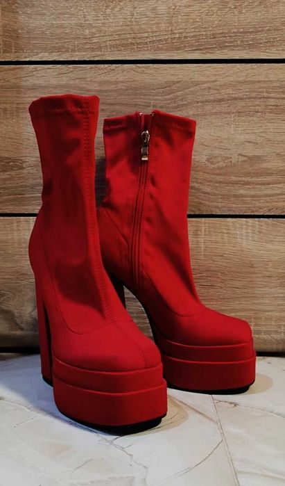 Дамски боти с дебел ток