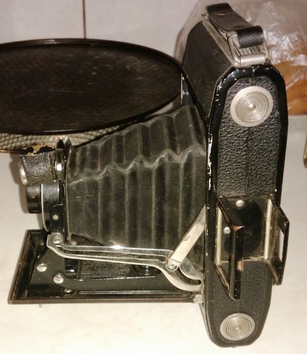 Старинни фотоапарат Zeiss и часовник