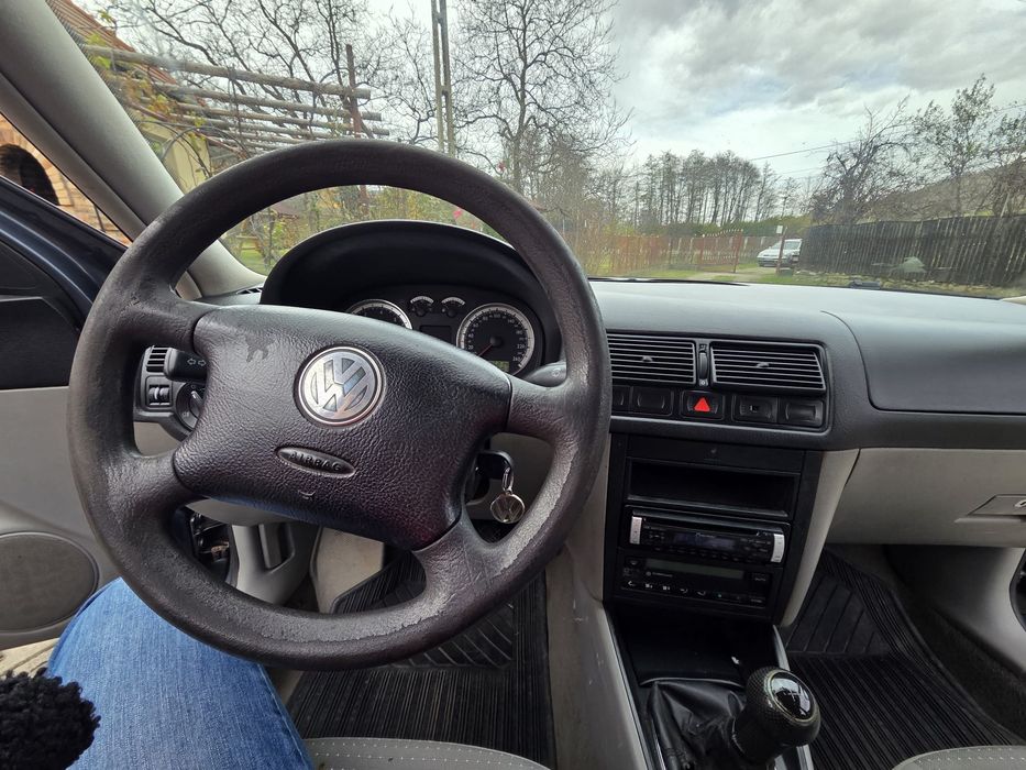 Vand VW Golf 1,6 benzina