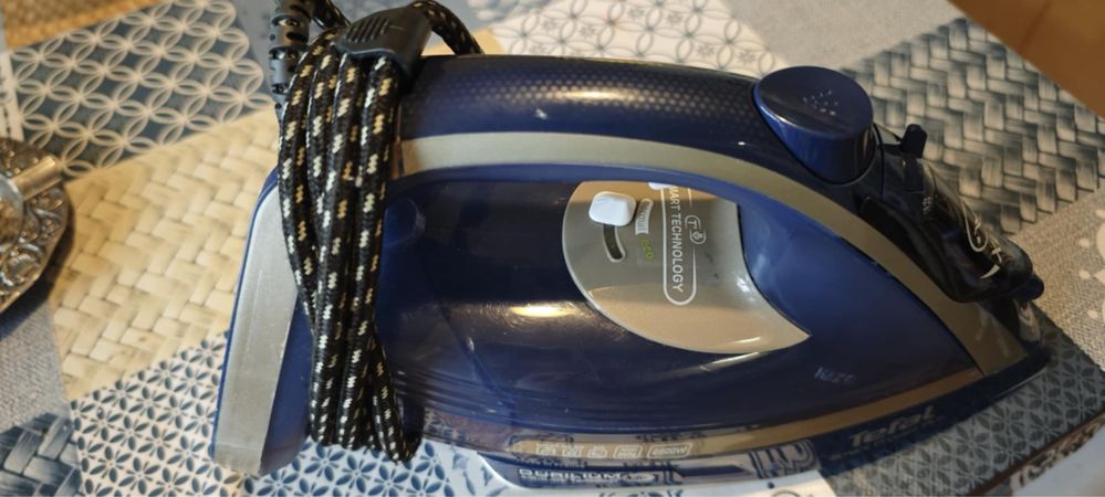 Продавам ютия Tefal