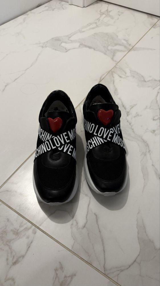 Moschino обувки.