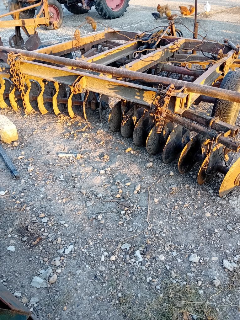 Vând tractor U650, plug disc și cultivator