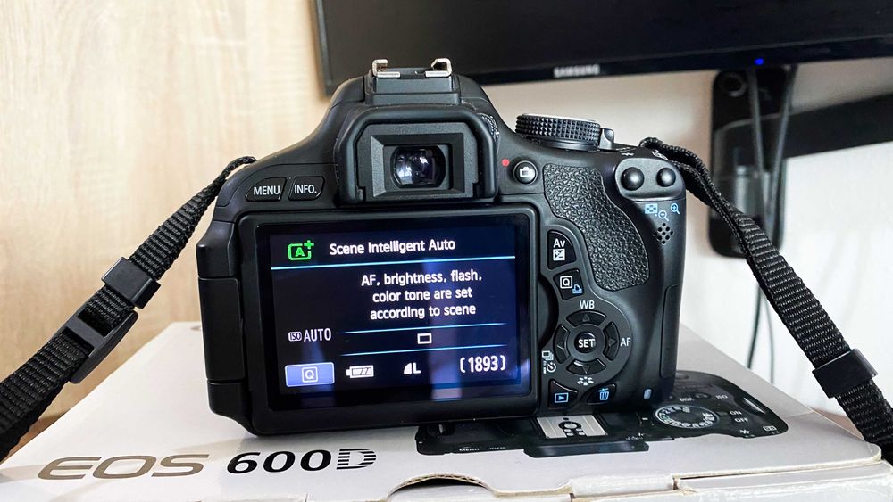 Canon EOS 600D + obiectiv EF 50mm (impecabil)