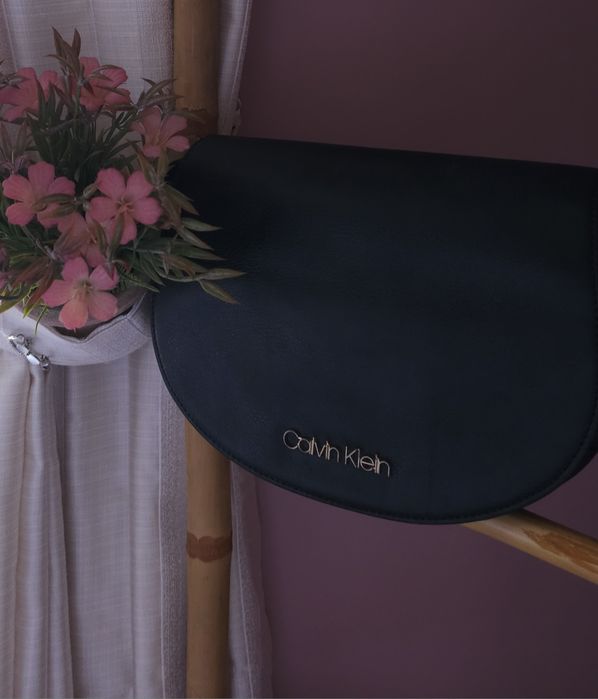 Уникална селекция чанти и портмонета Calvin Klein, Guess, David Jones