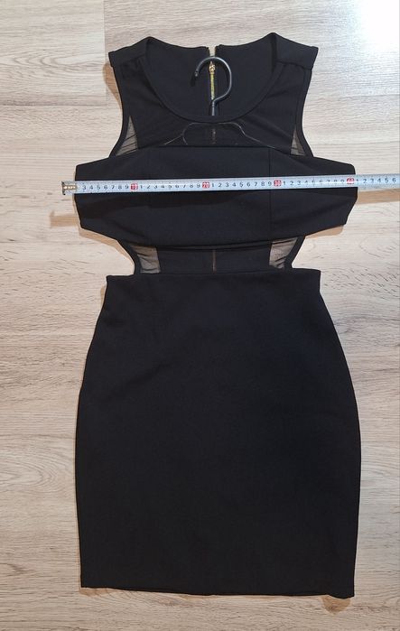 Rochie neagră cu tull şi decupaje laterale -

marime S