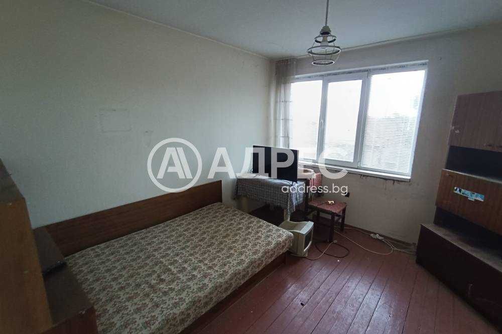 Продава се двуетажна масивна къща в кв. "Добровски"!