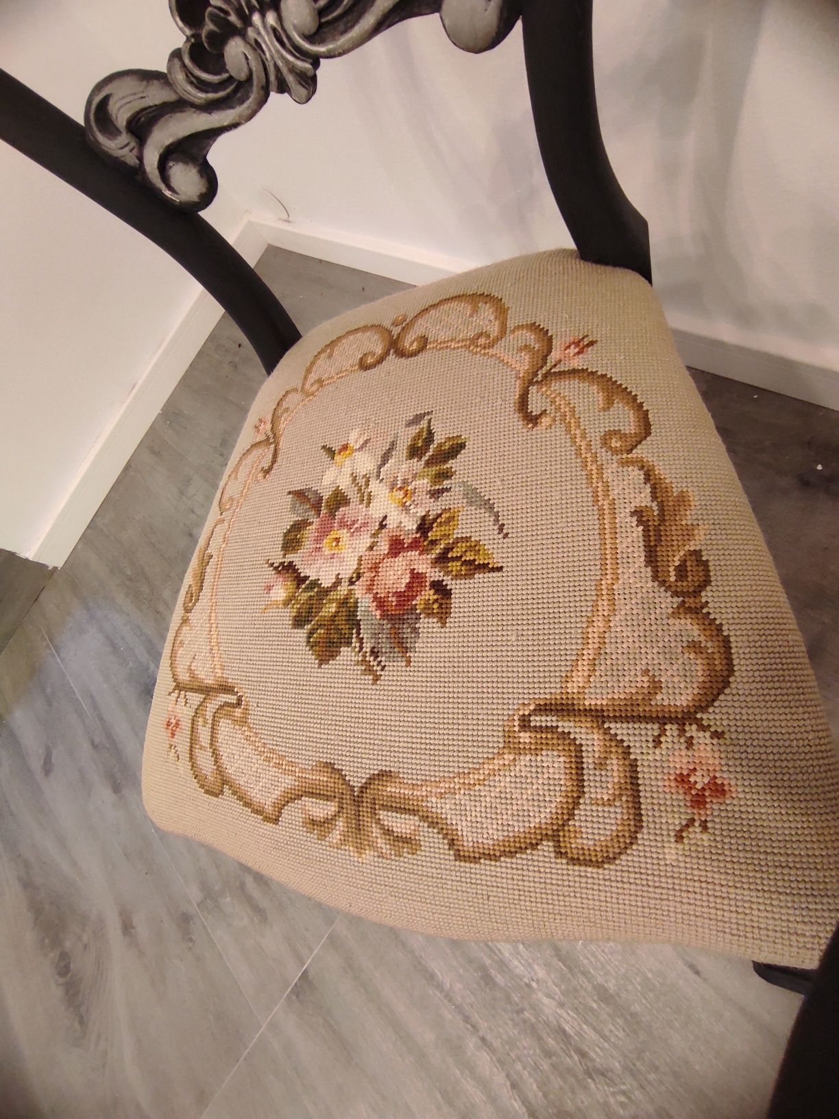 Vând masă cu intarsii și două scaune din lemn masiv, Shabby chic