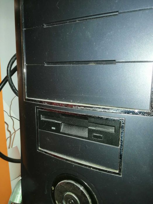 Продавам компютър