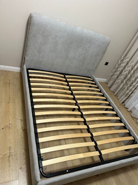 Новая кровать без матраса