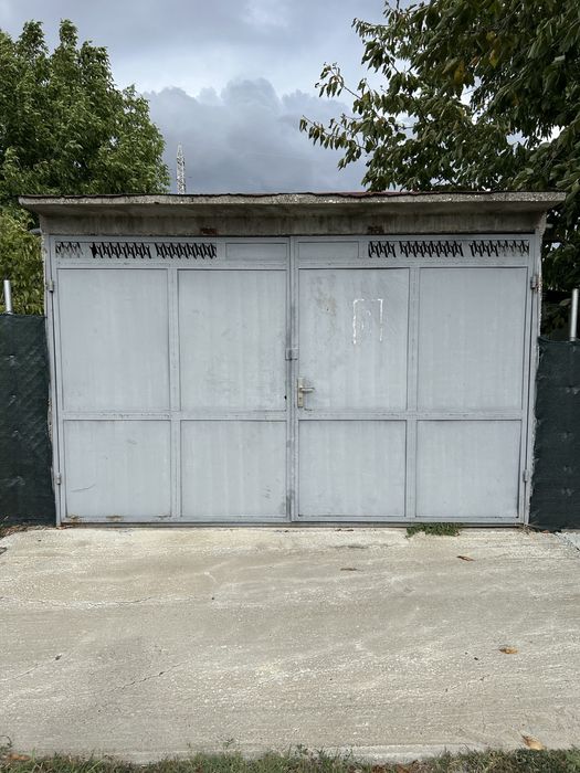 Гаражна врата метална двукрила за бетонова гаражна клетка