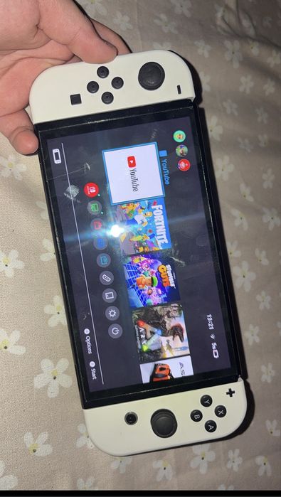 Vând Nintendo Switch Oled