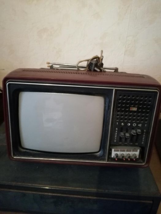 Портативен цветен телевизор 1981г.