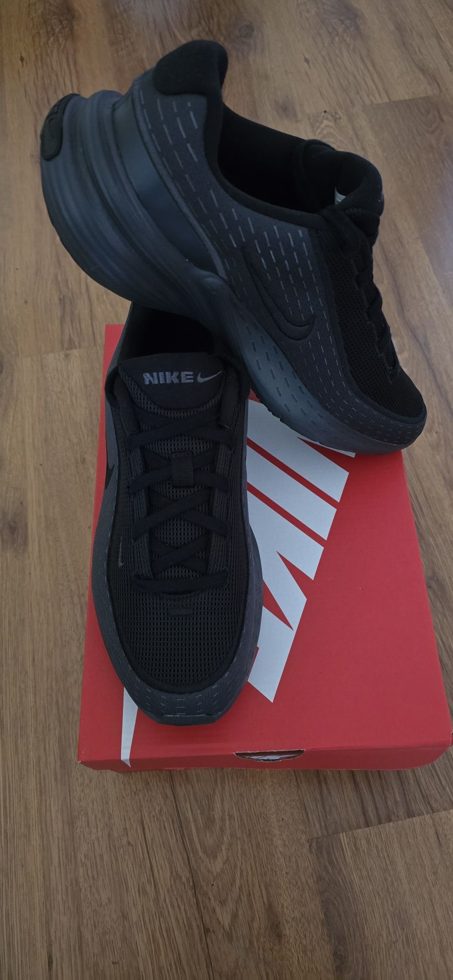 Чисто нови маратонки на NIKE