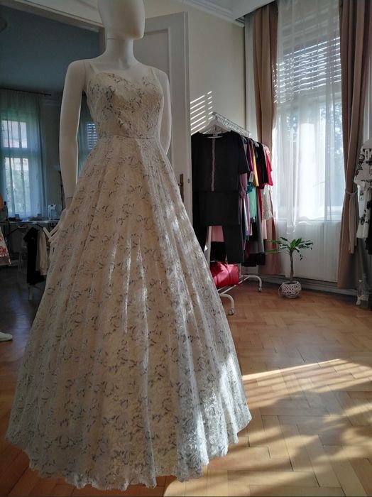 Vand rochia de mireasa