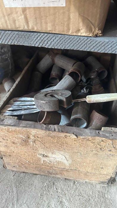 Патрубки правой и левой резьбой для чугунных отопительной батареи