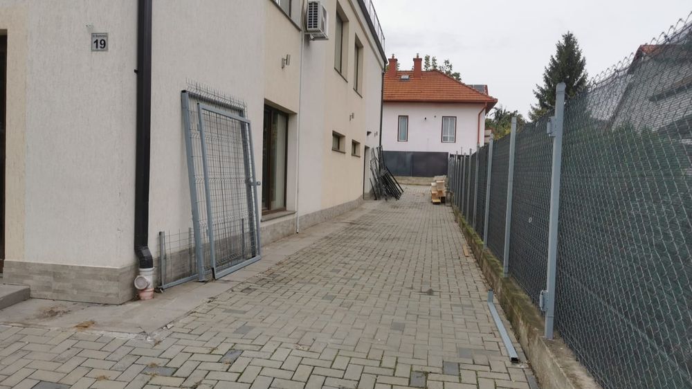 De inchiriat spatiu cu acces public