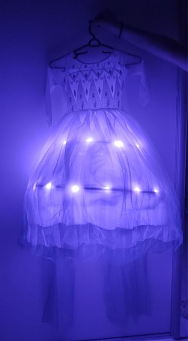 Светеща рокля на ЕЛЗА с два подаръка: светещ ластик и корона