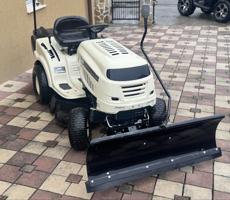 Tractoras tuns iarba gazon lama